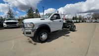 This 2024 RAM 5500 REG CAB CHASSIS has the following options Cloth 40/20/40 Prem Bench Seat, 8.4 Tou... (image 6)