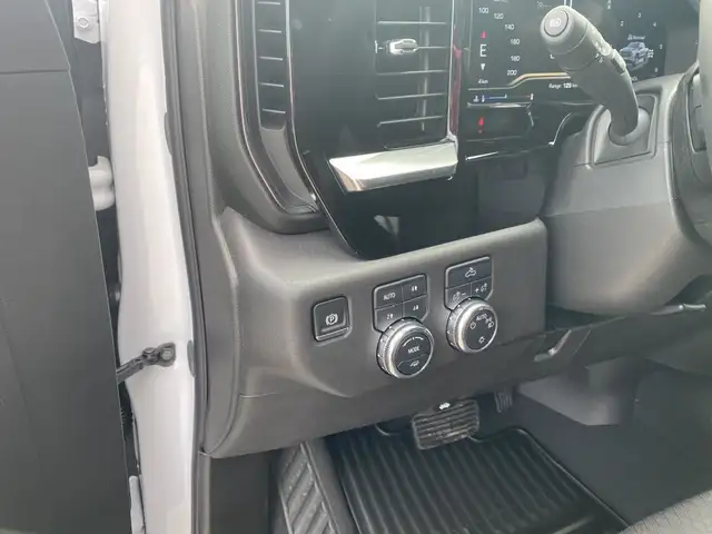 2025 GMC Sierra 1500 Crew Cab Standard Box 4-Wheel Drive SLE for in Cars & Trucks in Grande Prairie - Image 33