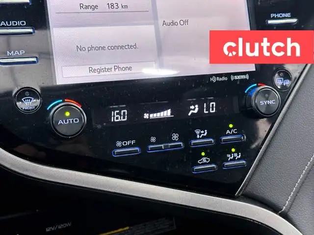 2020 Toyota Camry Hybrid SE w/ Apple CarPlay, Heated Front Seats dans Autos et camions dans Ottawa - Image 40