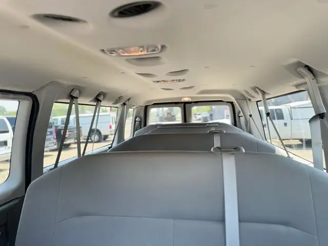 2014 Ford Econoline Wagon 15 Passenger in Cars & Trucks in Oakville / Halton Region - Image 12