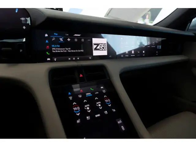 2022 Porsche Taycan 4S Cross Turismo dans Autos et camions dans Ville de Vancouver - Image 22