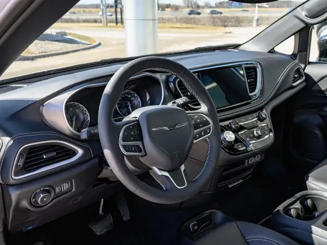 2025 Chrysler Pacifica Select in Cars & Trucks in Barrie - Image 21