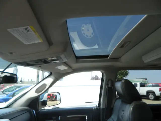 2010 Dodge RAM Laramie 1500 4X4  LOADED  LEATHER /SUNROOF dans Autos et camions dans Ville d’Edmonton - Image 9