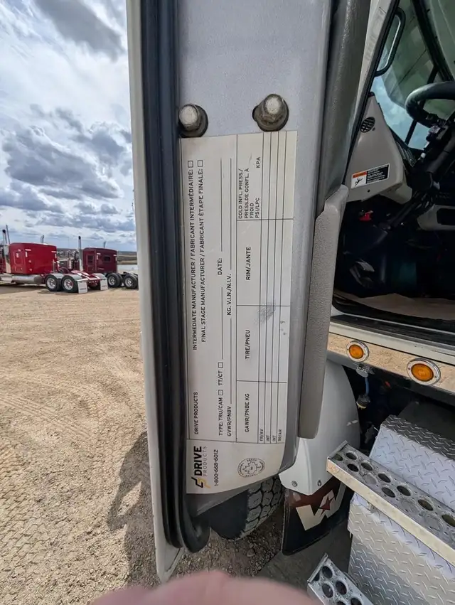 2012 WESTERN STAR 4900 in Heavy Trucks in Kamloops - Image 32