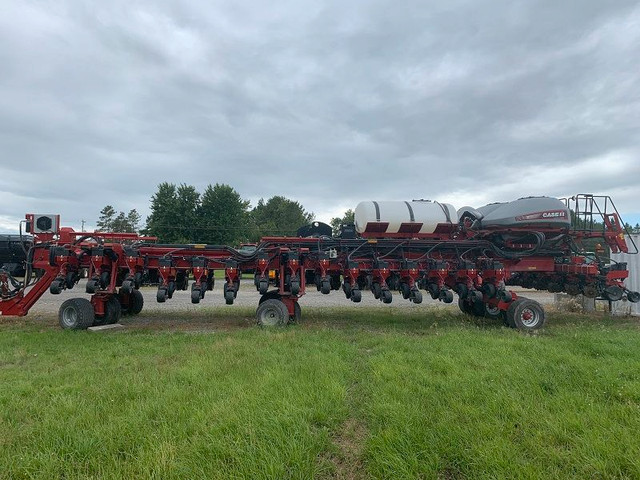2014 CASE IH 1265 PLANTER***12 MONTH INTEREST WAIVER*** in Farming Equipment in Norfolk County - Image 2