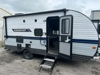 Lightweight trailer, sleeps 4-6 & has all the amenities of a large trailer at a Crazy Low Price! Spe...