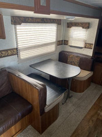 2015 Bullet 285 -Perfect couples trailer with extra sleeping for when you have guests staying over.... (image 5)