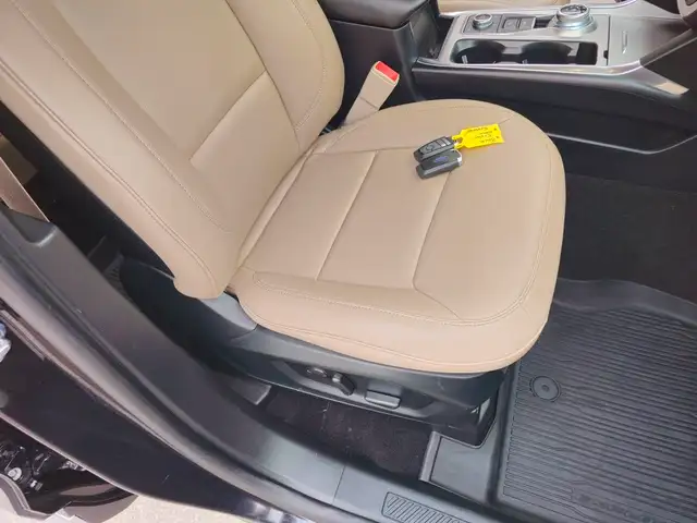 2020 Ford Explorer XLT 4WD in Cars & Trucks in Chatham-Kent - Image 40