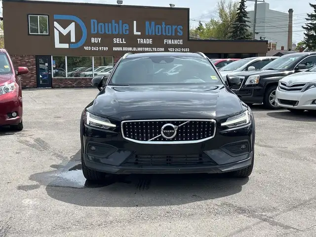 2019 Volvo V60 Cross Country Momentum in Cars & Trucks in Calgary - Image 3
