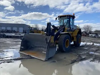 Hours: 3432 | Location: Laval, QC, CA | Attachments: Aux Hydraulics; Attachments: Quick Coupler; Buc...