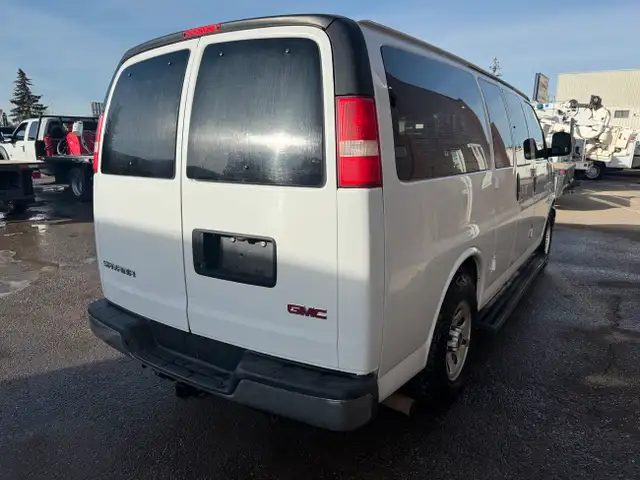 2014 GMC Savana 8 Passenger Van AWD in Cars & Trucks in Calgary - Image 6