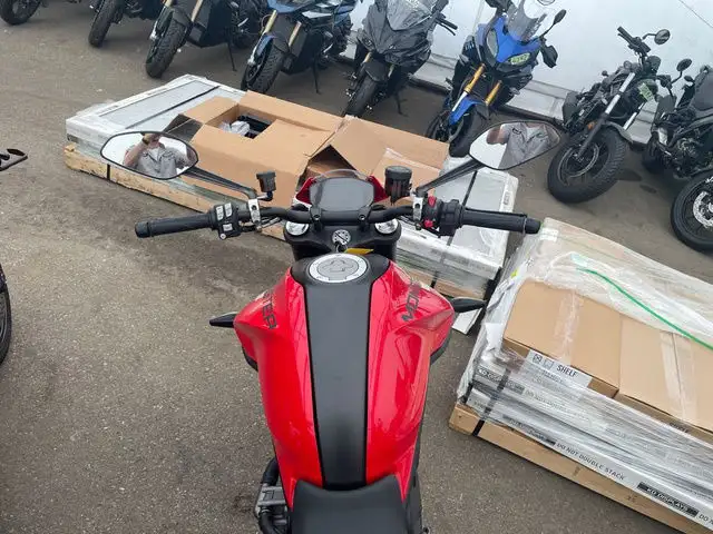 2024 Ducati Monster Plus Red dans Utilitaires et de promenade dans Calgary - Image 12