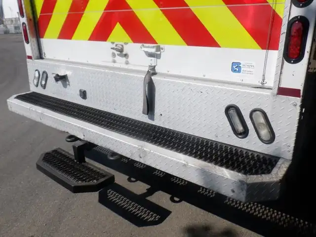 2012 ford F-550 Cube Van Crew Cab Dually 4WD in Heavy Trucks in Richmond - Image 18