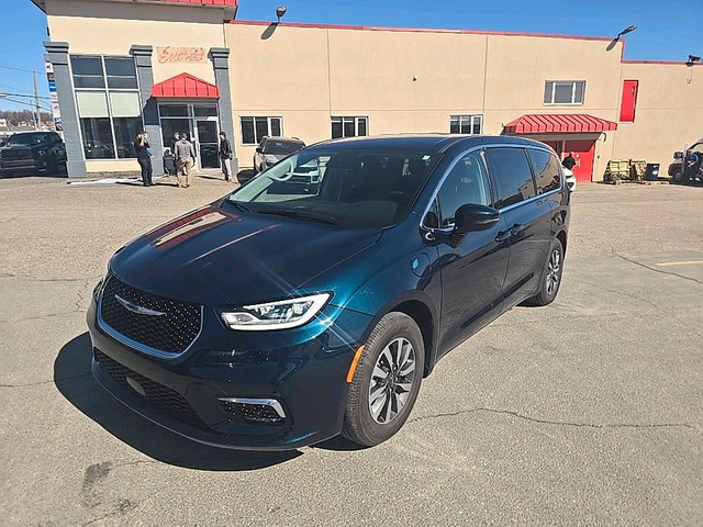 2023 Chrysler Pacifica Hybrid Touring-L in Cars & Trucks in Sherbrooke