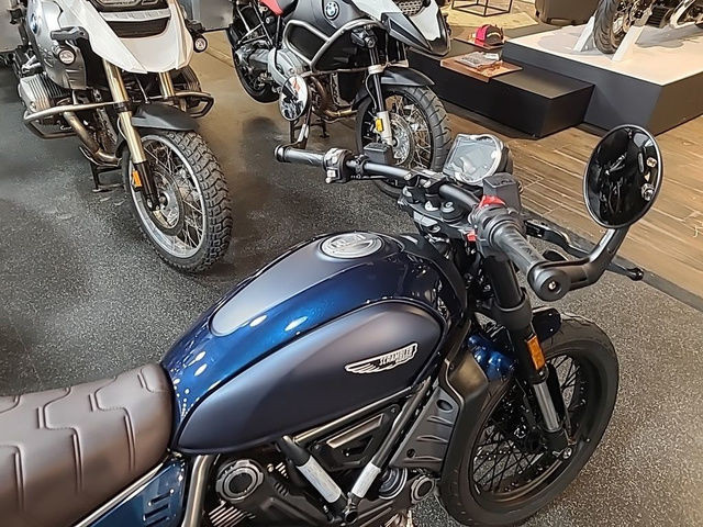 2024 Ducati Scrambler Nightshift Blue Nightshift Nebula Blue in Street, Cruisers & Choppers in Calgary - Image 3