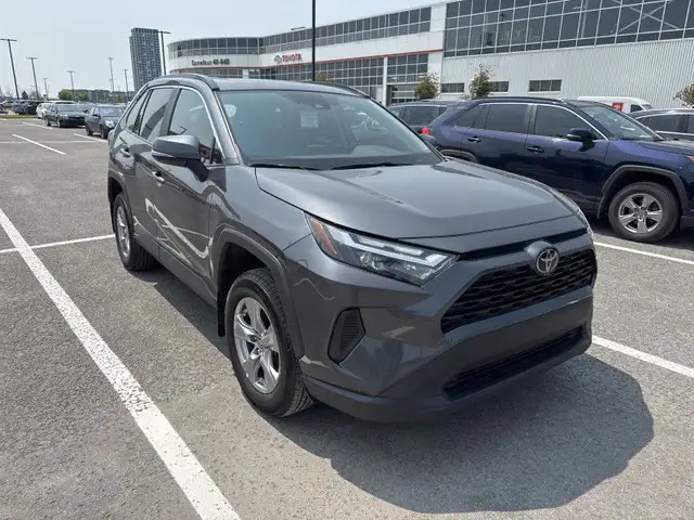 2023 TOYOTA RAV4 XLE AWD SIEGES/VOLANT CHAUF ECRAN CARPLAY TOIT  in Cars & Trucks in Laval / North Shore - Image 4