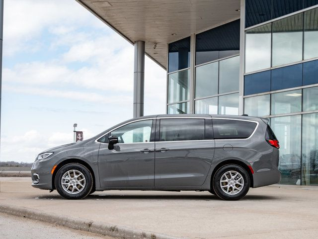 2025 Chrysler Pacifica Select in Cars & Trucks in Barrie - Image 4