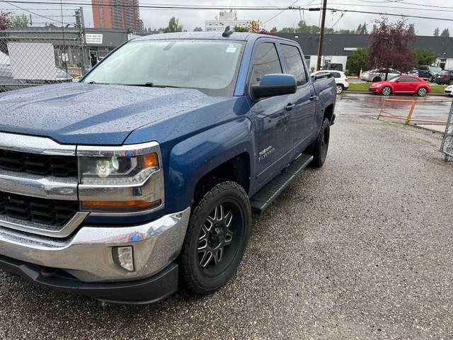 2017 Chevrolet Silverado 1500 4WD Crew Cab 143.5" LT w/1LT in Cars & Trucks in Calgary - Image 4