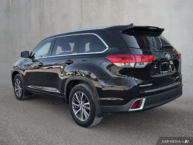 2017 Toyota Highlander XLE in Cars & Trucks in Ottawa - Image 4