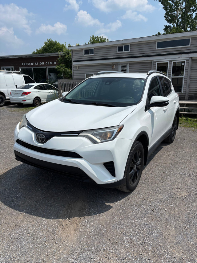2017 Toyota RAV4 LE in Cars & Trucks in Ottawa - Image 2