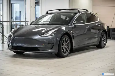 Superbe Tesla Model 3 offert en version Standard Range Plus incluant jusqu'à 402 Km d'autonomie, le...