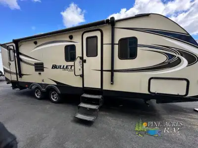 This Keystone Bullet travel trailer 272BHS has everything you need and more to enjoy camping to the...