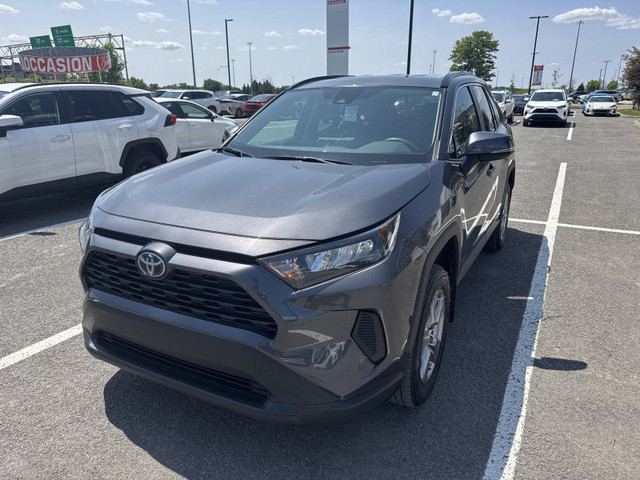 2022 TOYOTA RAV4 LE HYBRIDE AWD BAS KM ECRAN CARPLAY SIEGE CHAUF in Cars & Trucks in Laval / North Shore
