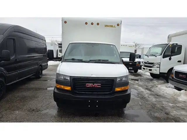 2019 GMC Savana 3500 G3500 - 16Ft Box V8 Gas - Clean Carfax - Ce in Cars & Trucks in City of Toronto - Image 7