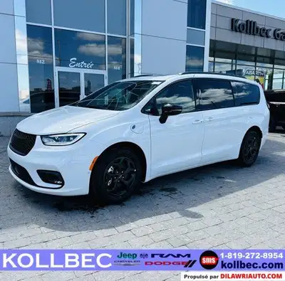 This Chrysler Pacifica Hybrid boasts a Gas/Electric V-6 3.6 L/220 engine powering this Variable tran...