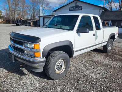 2000 Chevrolet K2500, 7.4L 454 V8, Automatic, 4x4 - Western Truck!! 355283kms. Great restoration pro...