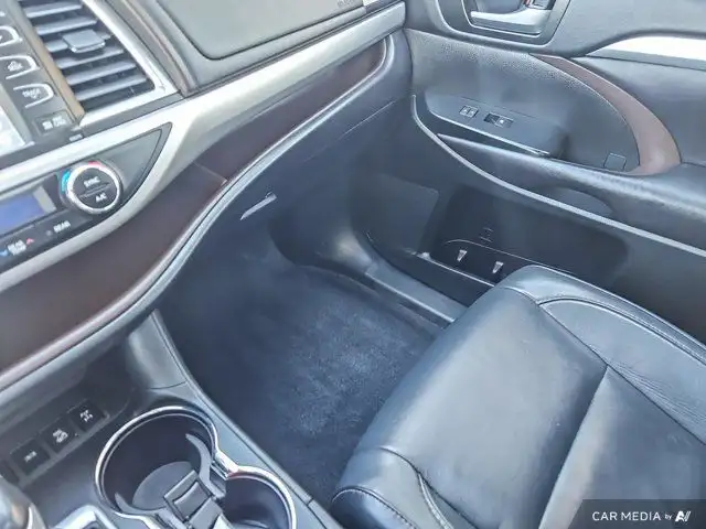 2017 Toyota Highlander XLE in Cars & Trucks in Ottawa - Image 26