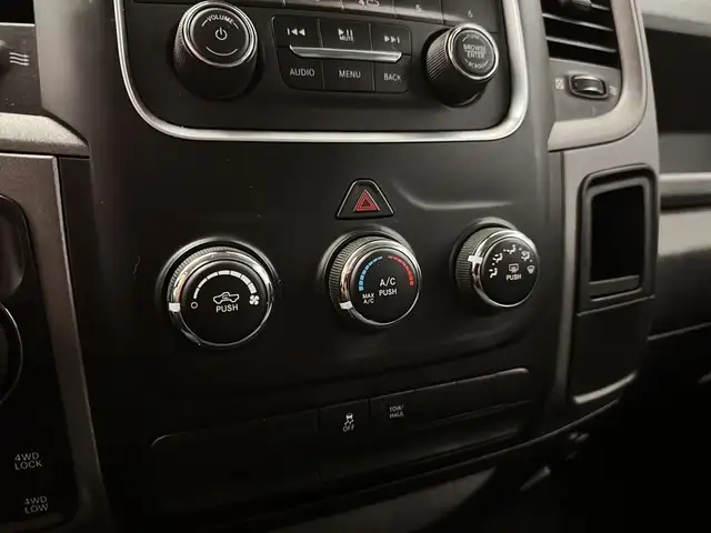 2019 Ram 1500 Classic Quad Cab 4x4 v6 3,6L Boite fermee Camera 6 in Cars & Trucks in Laval / North Shore - Image 24