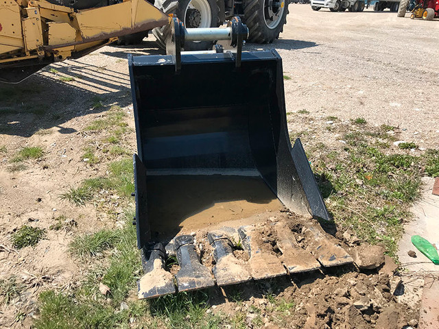 2022 H & H MANUFACTURING 36 INCH EXCAVATOR DIGGING BUCKET in Farming Equipment in Chatham-Kent