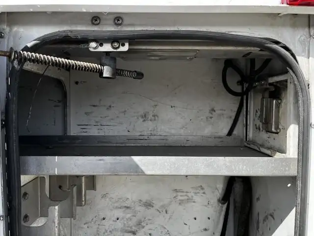 2008 ford F-550 Service Truck With Bucket 2WD Diesel in Heavy Trucks in Richmond - Image 28
