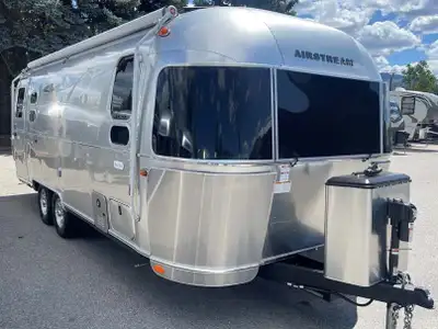 Call for the best price possible on this 2023 Airstream Flying Cloud. The 25FB Queen is a sleek and...