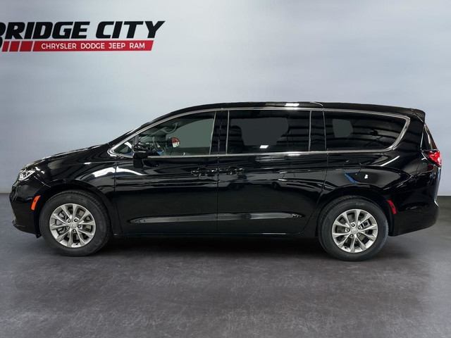 2025 Chrysler Pacifica Select - Apple CarPlay in Cars & Trucks in Lethbridge - Image 2