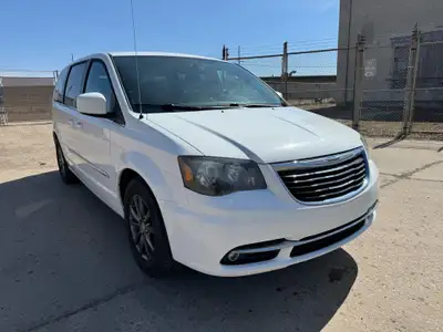 2014 Chrysler Town & Country S**Dual DVD**Navigation**Camera**Le