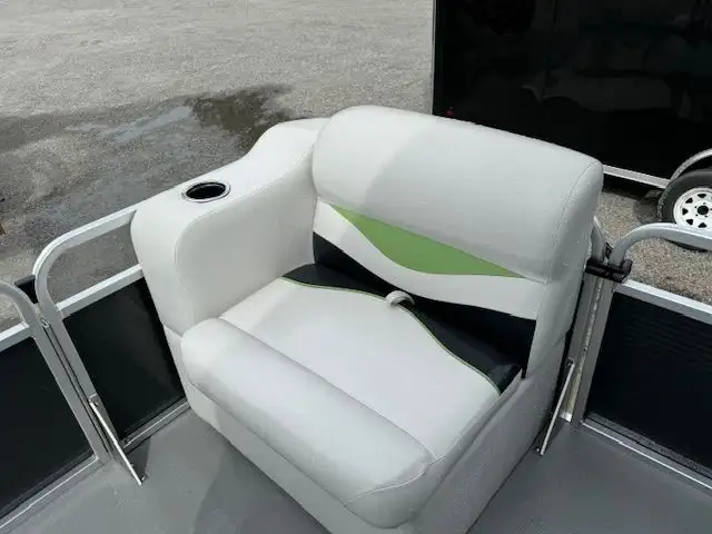 2017 17' LEGEND SPLASH PONTOON 30HP 4-STROKE in Powerboats & Motorboats in Peterborough - Image 10