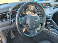 LOW KMS! XLE HYBRID, BLACK ON BLACK, FULL OPTION, LEATHER INTERIOR, HEATED SEATS, POWER SUNROOF/MOON... (image 4)
