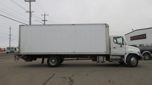 2018 Hino 268 4X2 VAN WITH 24 FT BOX & POWER TAIL GATE in Cars & Trucks in Edmonton - Image 4