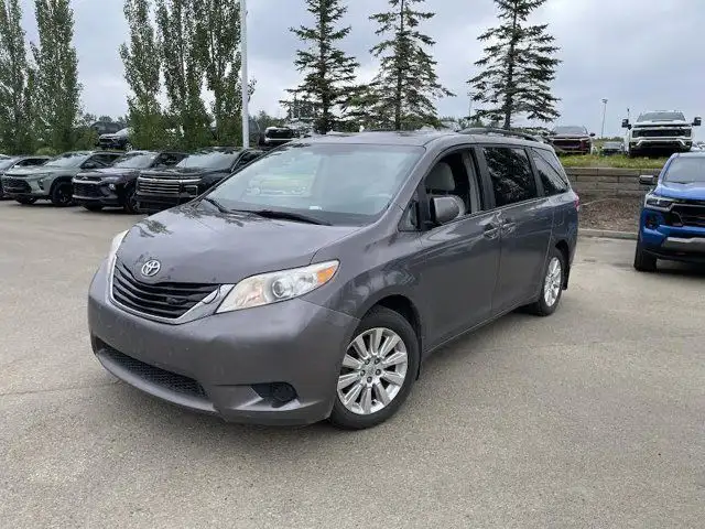 2011 Toyota Sienna LE AWD 3.5L dans Autos et camions dans Comté de Strathcona - Image 4