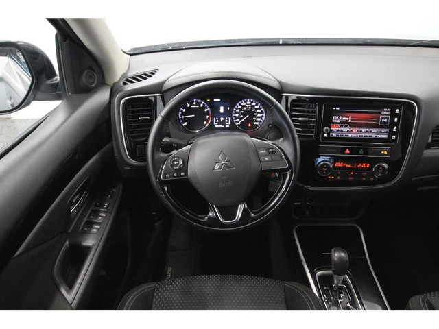 2019 Mitsubishi Outlander ES / AWD dans Autos et camions  à Lévis - Image 3