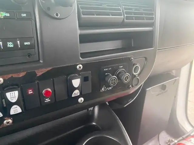 2017 chevrolet Express G4500 21 Passenger Bus With Wheelchair Ac in Heavy Trucks in Richmond - Image 19