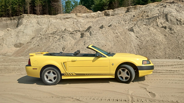 2003 Ford Mustang cabriolet  De base V-6 144 kms in Cars & Trucks in Québec City - Image 2