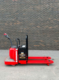 RAYMOND ELECTRIC RIDE-ON PALLETJACK FORKLIFT 6000LBS CAPACITY