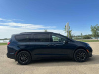 I'M NOT A REGULAR VAN - I'M A COOL VAN. THIS 2022 CHRYSLER PACIFICA TOURING L IS BUILT FOR REAL LIFe... (image 5)