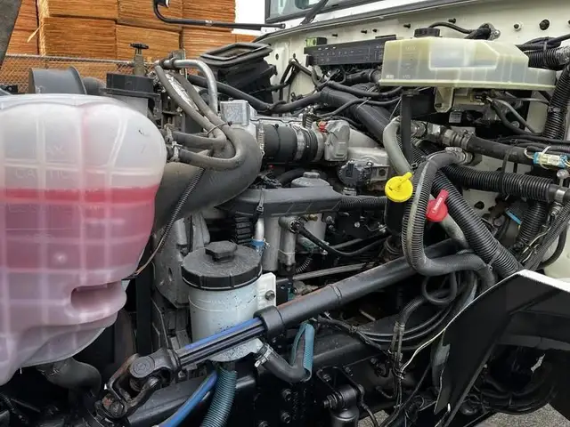 2013 international 4200 21 Passenger Bus Diesel Hydraulic Brakes in Heavy Trucks in Richmond - Image 26