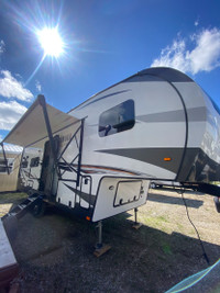 2021 Rockwood Ultra Lite 2622RK 5th Wheel- 2 slides- rear kitch