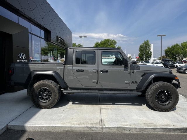 Jeep Gladiator Sport S 2020 in Cars & Trucks in Lethbridge - Image 3