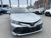 La Toyota Camry LE 2020 est une berline intermédiaire reconnue pour sa fiabilité, son confort et sa... (image 2)